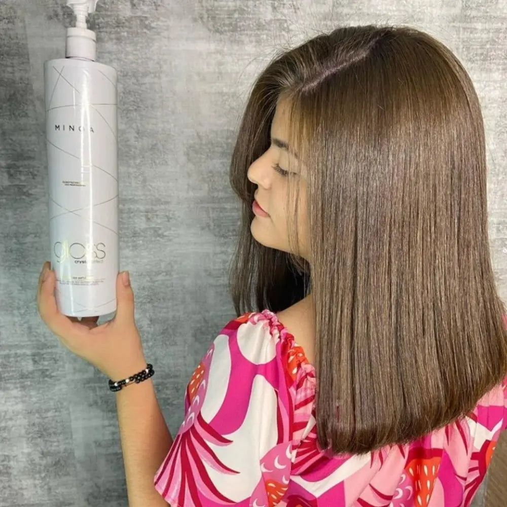 Cheveux lisses et brillants après Minoa Gloss Crystal Effect 1L